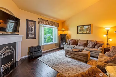 Living - 15521 148th Ave Ct E, Orting, WA 98360 photo 2 of 3
