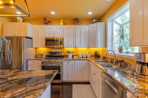 Kitchen - 15521 148th Ave Ct E, Orting, WA 98360 photo 2 of 2