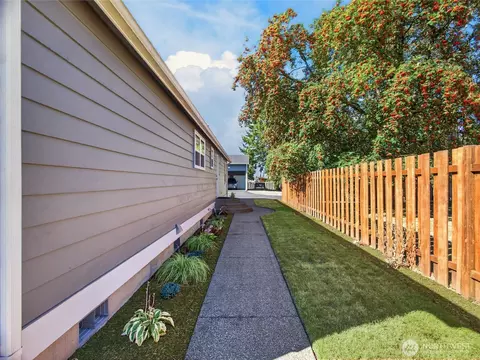 Exterior - 3218 Division St, Enumclaw, WA 98022 photo 4 of 14