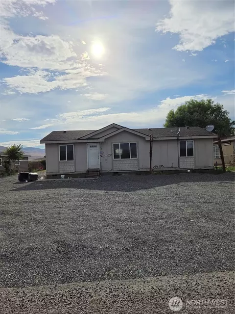 212 Thunderbird Way SW, Mattawa, WA 99349