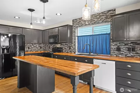 Kitchen - 19219 205th St E, Orting, WA 98360 photo 2 of 2