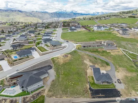 870 Autumn Crest Dr, Wenatchee, WA 98801
