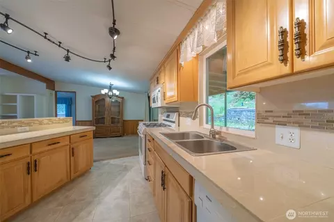 Kitchen - 17336 Woodcrest Dr NE, Bothell, WA 98011 photo 4 of 4
