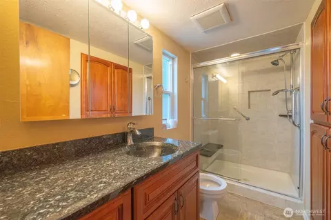 Bath - 17336 Woodcrest Dr NE, Bothell, WA 98011 photo 1 of 2