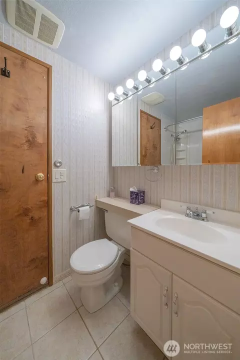 Bath - 17336 Woodcrest Dr NE, Bothell, WA 98011 photo 2 of 2