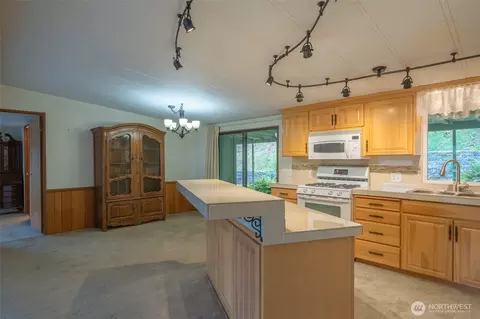 Kitchen - 17336 Woodcrest Dr NE, Bothell, WA 98011 photo 2 of 4