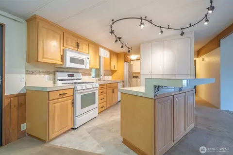 Kitchen - 17336 Woodcrest Dr NE, Bothell, WA 98011 photo 1 of 4