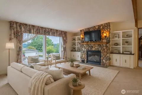 Living - 17336 Woodcrest Dr NE, Bothell, WA 98011 photo 1 of 4