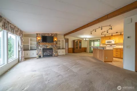Living - 17336 Woodcrest Dr NE, Bothell, WA 98011 photo 2 of 4