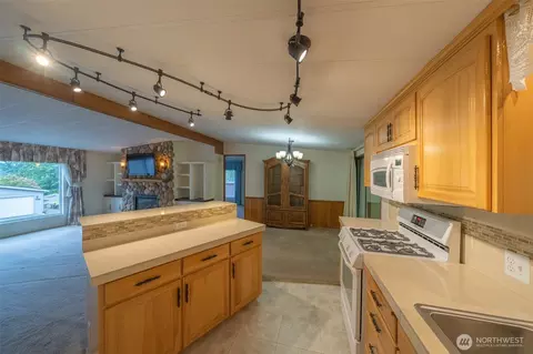 Kitchen - 17336 Woodcrest Dr NE, Bothell, WA 98011 photo 3 of 4