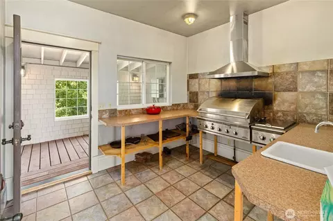 Kitchen - 2911 E Taneum Rd, Thorp, WA 98946 photo 4 of 4