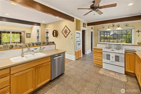 Kitchen - 2911 E Taneum Rd, Thorp, WA 98946 photo 2 of 4
