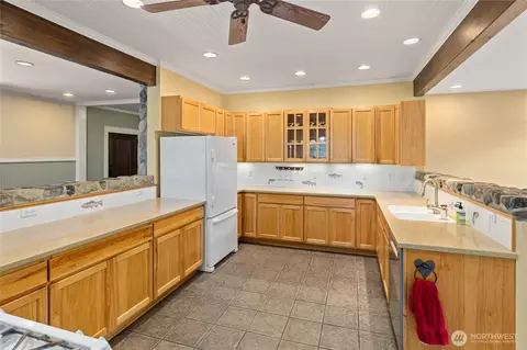 Kitchen - 2911 E Taneum Rd, Thorp, WA 98946 photo 3 of 4