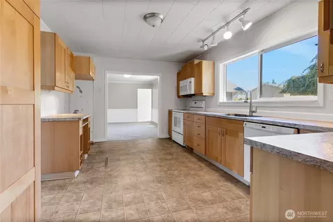 Kitchen - 26318 SE 428th St, Enumclaw, WA 98022 photo 3 of 3