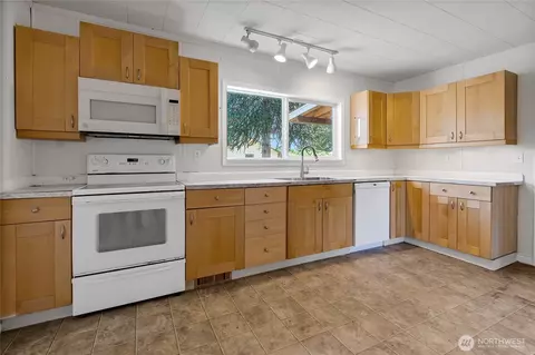 Kitchen - 26318 SE 428th St, Enumclaw, WA 98022 photo 1 of 3