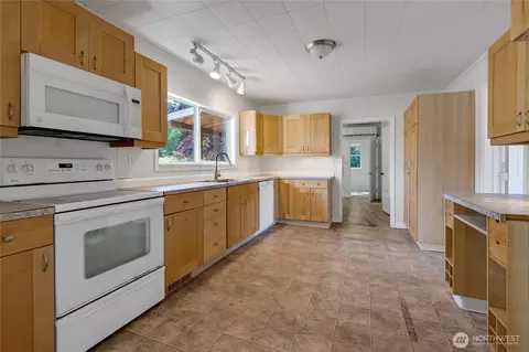 Kitchen - 26318 SE 428th St, Enumclaw, WA 98022 photo 2 of 3