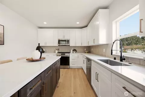 Kitchen - 1702 Rainier Ave, Everett, WA 98201 photo 3 of 4