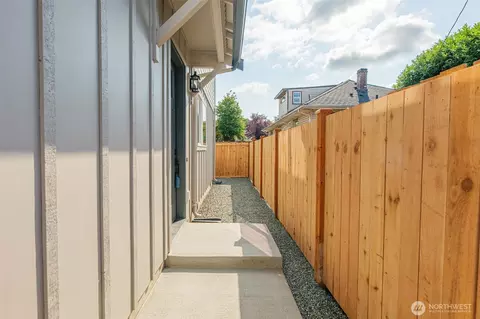 Exterior - 1702 Rainier Ave #B, Everett, WA 98201 photo 3 of 5