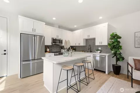 Kitchen - 1702 Rainier Ave #B, Everett, WA 98201 photo 2 of 3