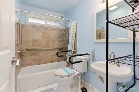 Bath - 3208 21st St, Everett, WA 98201 photo 1 of 1