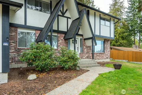 2730 Iroquois Dr, Mount Vernon, WA 98273