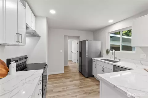 Kitchen - 2531 Monroe Ave, Everett, WA 98203 photo 3 of 5