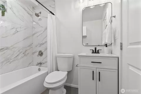 Bath - 2531 Monroe Ave, Everett, WA 98203 photo 2 of 3