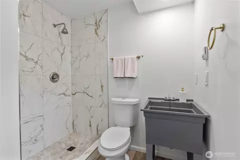 Bath - 2531 Monroe Ave, Everett, WA 98203 photo 3 of 3