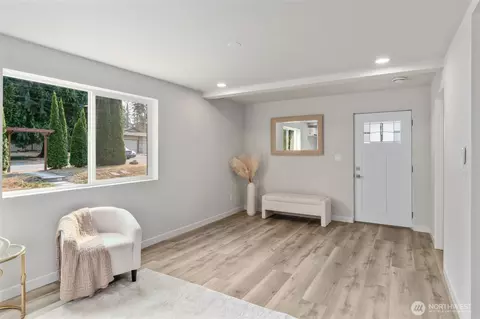 Living - 2531 Monroe Ave, Everett, WA 98203 photo 5 of 5