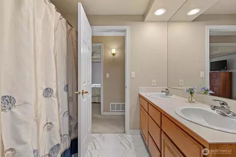 Bath - 4515 Forest Dr, Everett, WA 98203 photo 4 of 5