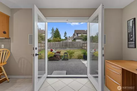 Entry Way - 4515 Forest Dr, Everett, WA 98203 photo 5 of 6