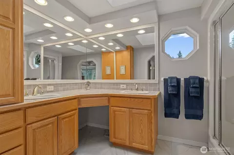 Bath - 4515 Forest Dr, Everett, WA 98203 photo 2 of 5