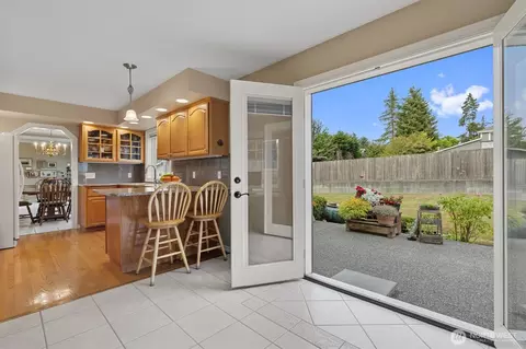 Entry Way - 4515 Forest Dr, Everett, WA 98203 photo 4 of 6