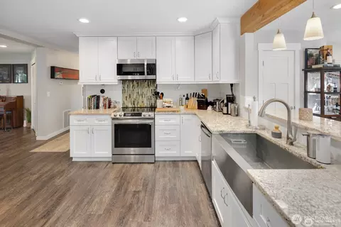 Kitchen - 5011 Seahurst Ave, Everett, WA 98203 photo 3 of 4
