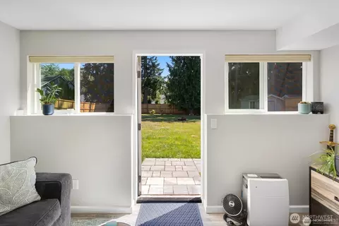 Entry Way - 5011 Seahurst Ave, Everett, WA 98203 photo 1 of 1