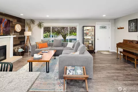 Living - 5011 Seahurst Ave, Everett, WA 98203 photo 1 of 5