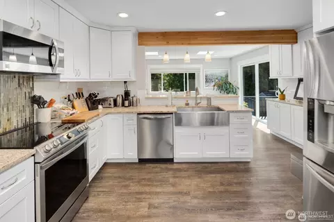Kitchen - 5011 Seahurst Ave, Everett, WA 98203 photo 2 of 4