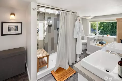 Bath - 5011 Seahurst Ave, Everett, WA 98203 photo 2 of 4