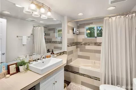 Bath - 5011 Seahurst Ave, Everett, WA 98203 photo 1 of 4