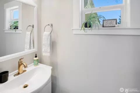 Bath - 5011 Seahurst Ave, Everett, WA 98203 photo 4 of 4