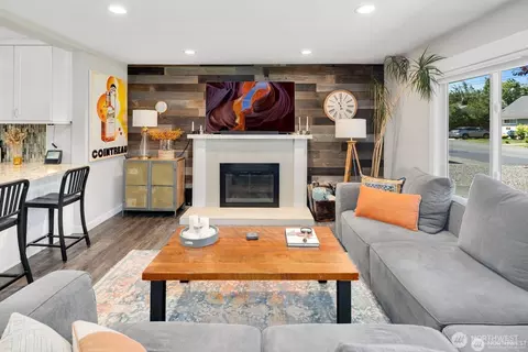 Living - 5011 Seahurst Ave, Everett, WA 98203 photo 4 of 5