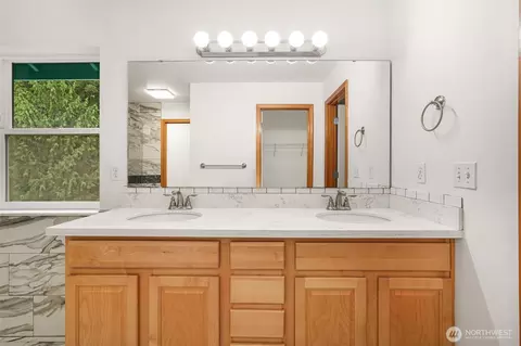 Bath - 5708 9th Dr W, Everett, WA 98203 photo 2 of 4