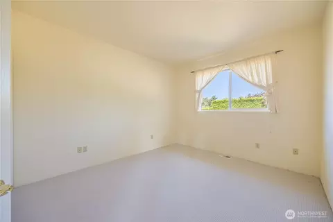 Bedroom - 1702 Lotzgesell Rd, Sequim, WA 98382 photo 3 of 6