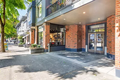 1909 10th Ave W #201, Seattle, WA 98119