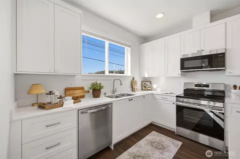 Kitchen - 17514 13th Ave E #B, Spanaway, WA 98387 photo 4 of 6