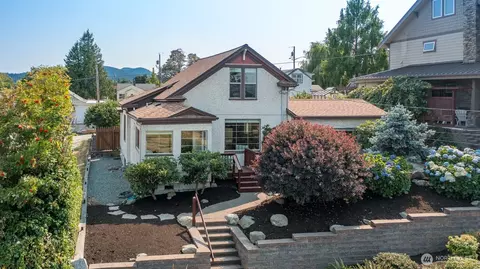 1413 17th St, Anacortes, WA 98221