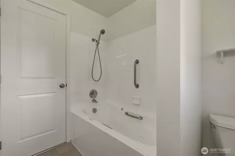 Bath - 105 161st St SE, Bothell, WA 98012 photo 4 of 5