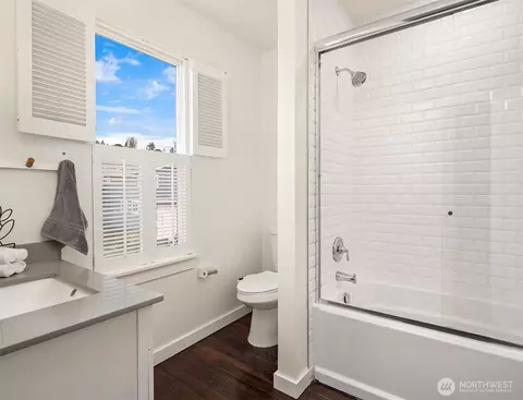 Bath - 227 29th Ave E, Seattle, WA 98112 photo 4 of 5