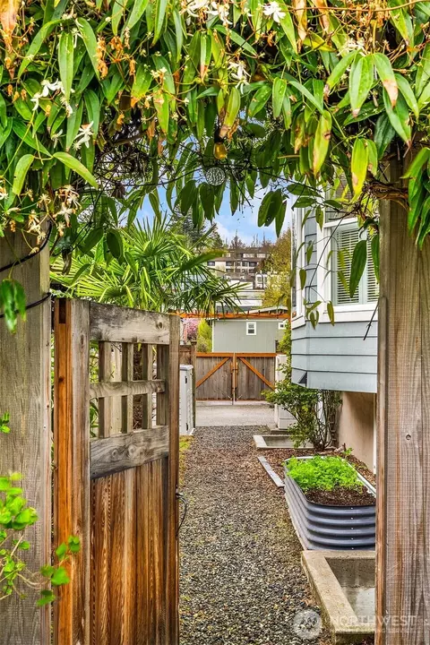 Exterior - 227 29th Ave E, Seattle, WA 98112 photo 4 of 7