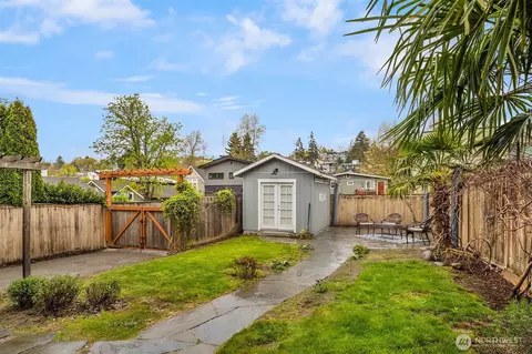 Exterior - 227 29th Ave E, Seattle, WA 98112 photo 5 of 7